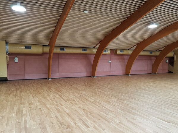 Habillage mural - Panneaux bois et béton brut