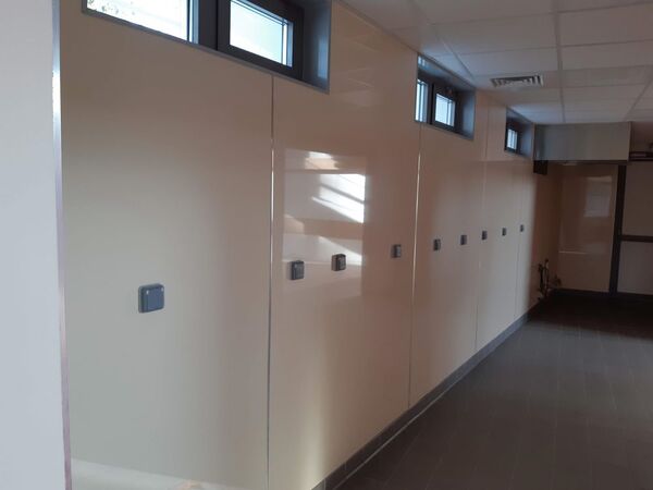 Habillage mural en alu laqué pour cuisine collectivité